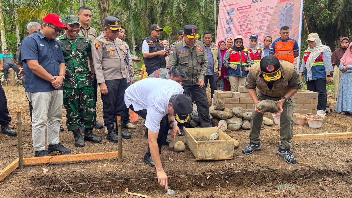 Peletakan batu pertama huntap mandiri BNPB menggunakan sepablock. (dok. istimewa)