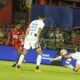 Pemain SPFC Maicon de Souza menendang bola melewati gelandang Persib Marc Klok. (dok. Dodi Kurniawan for Radarsumbar)