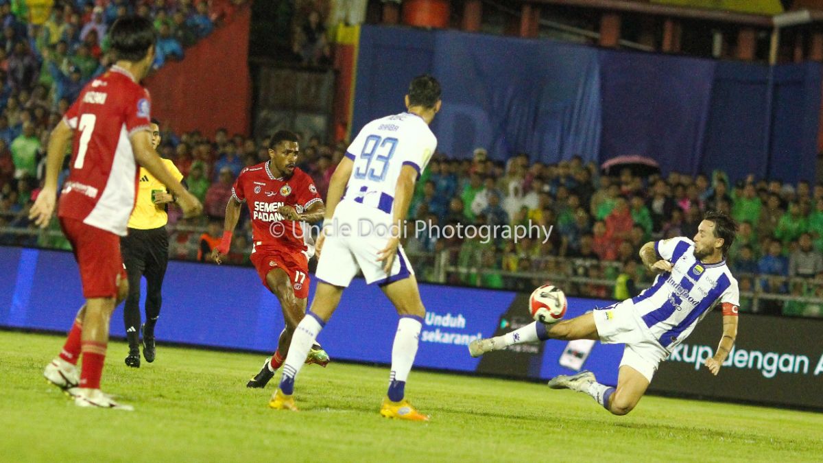 Pemain SPFC Maicon de Souza menendang bola melewati gelandang Persib Marc Klok. (dok. Dodi Kurniawan for Radarsumbar)
