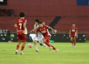 Gelandang Semen Padang FC Kianz Froesse berebut bola dengan pemain Persijap. (dok. istimewa)