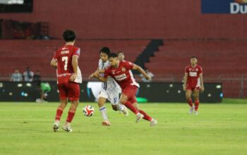 Gelandang Semen Padang FC Kianz Froesse berebut bola dengan pemain Persijap. (dok. istimewa)