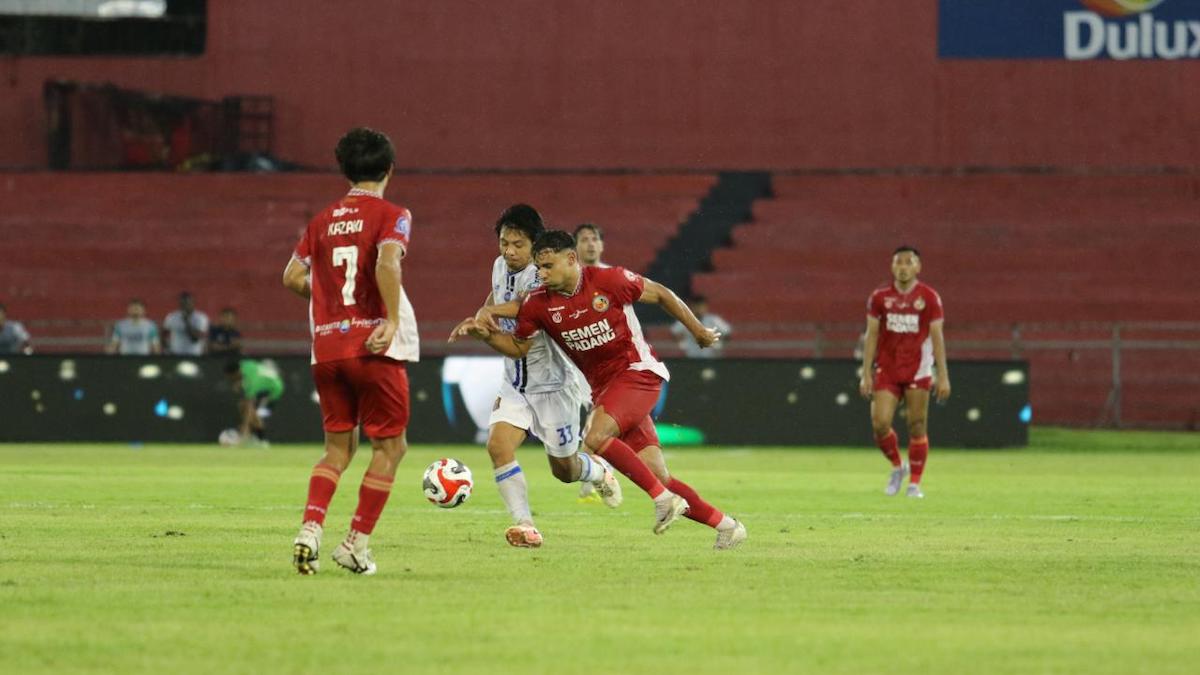Gelandang Semen Padang FC Kianz Froesse berebut bola dengan pemain Persijap. (dok. istimewa)