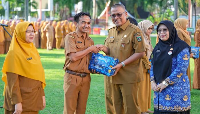 Pemprov Sumbar Lepas 108 ASN Calon Jemaah Haji, Sekda Tekankan Jaga Integritas dan Nama Baik Daerah