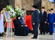 Penghormatan terakhir dari Presiden Prabowo atas gugurnya Praka Rico Pramudia. (dok. istimewa)