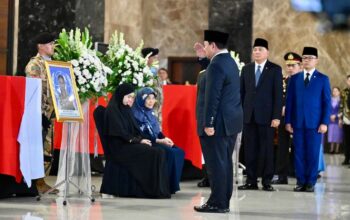 Penghormatan terakhir dari Presiden Prabowo atas gugurnya Praka Rico Pramudia. (dok. istimewa)