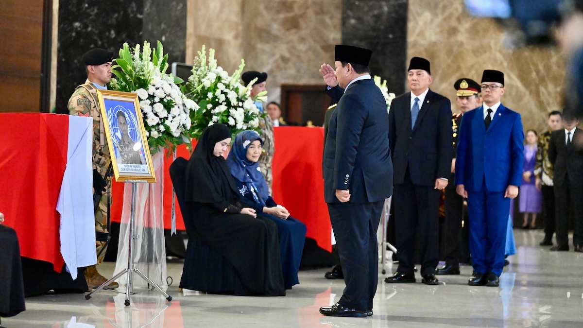 Penghormatan terakhir dari Presiden Prabowo atas gugurnya Praka Rico Pramudia. (dok. istimewa)
