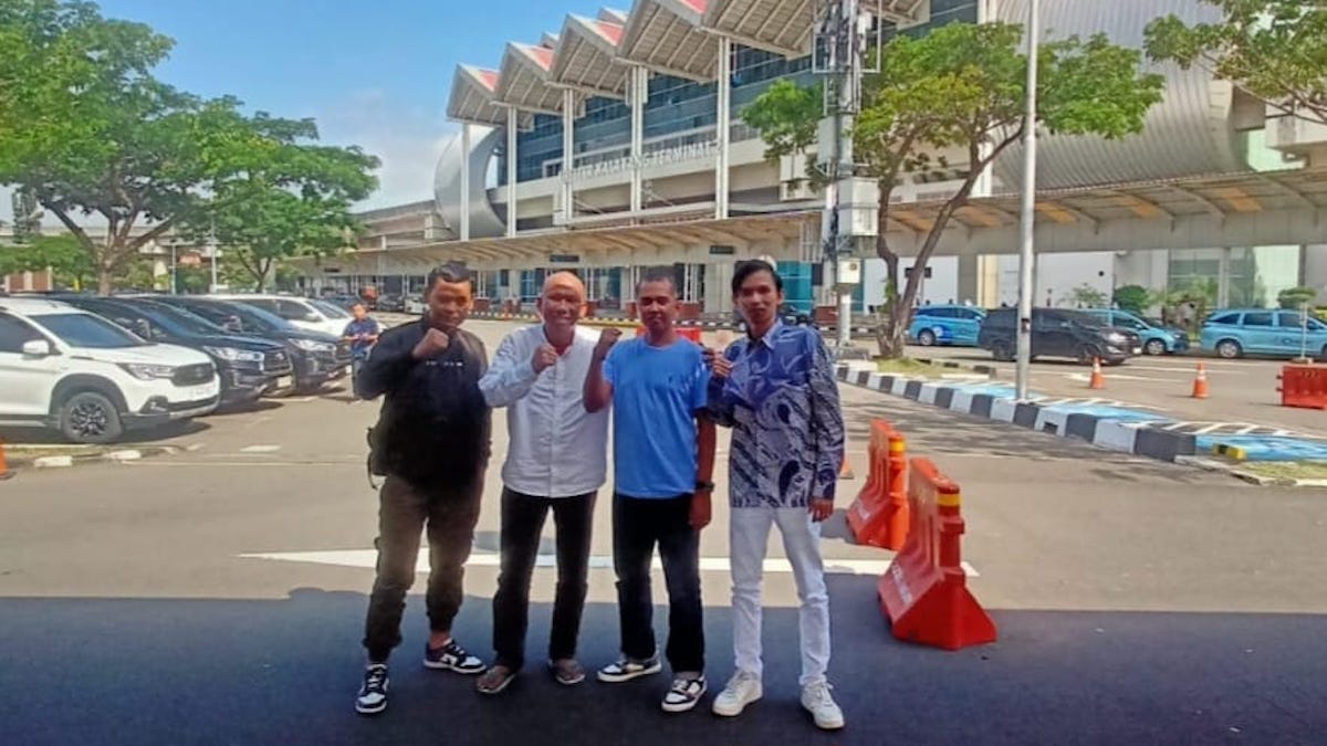Ofisial tim ORADO Sumbar, Oktavirman Ramli bersama tiga atlet yang bakal bertanding di Kejurnas saat Bandara Soekarno Hatta. (Dok. istimewa)