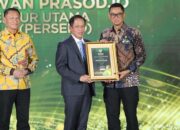 Penyerahan penghargaan Green Leadership PROPER oleh Menteri Lingkungan Hidup/Kepala Badan Pengendalian Lingkungan Hidup, Hanif Faisol Nurofiq (tengah) kepada Direktur Utama PLN, Darmawan Prasodjo (kanan), disaksikan oleh Ketua Komisi XII DPR RI, Bambang Patijaya (kiri) pada ajang Anugerah Lingkungan PROPER 2025 di Jakarta, Selasa (7/4).