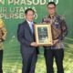 Penyerahan penghargaan Green Leadership PROPER oleh Menteri Lingkungan Hidup/Kepala Badan Pengendalian Lingkungan Hidup, Hanif Faisol Nurofiq (tengah) kepada Direktur Utama PLN, Darmawan Prasodjo (kanan), disaksikan oleh Ketua Komisi XII DPR RI, Bambang Patijaya (kiri) pada ajang Anugerah Lingkungan PROPER 2025 di Jakarta, Selasa (7/4).