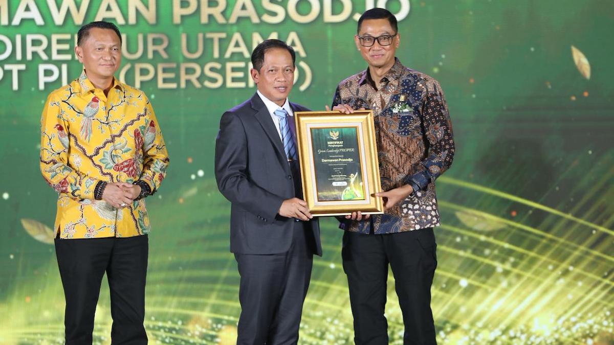 Penyerahan penghargaan Green Leadership PROPER oleh Menteri Lingkungan Hidup/Kepala Badan Pengendalian Lingkungan Hidup, Hanif Faisol Nurofiq (tengah) kepada Direktur Utama PLN, Darmawan Prasodjo (kanan), disaksikan oleh Ketua Komisi XII DPR RI, Bambang Patijaya (kiri) pada ajang Anugerah Lingkungan PROPER 2025 di Jakarta, Selasa (7/4).