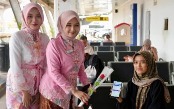 Pramugari KAI sapa pelanggan perempuan di Hari Kartini. (dok. istimewa)