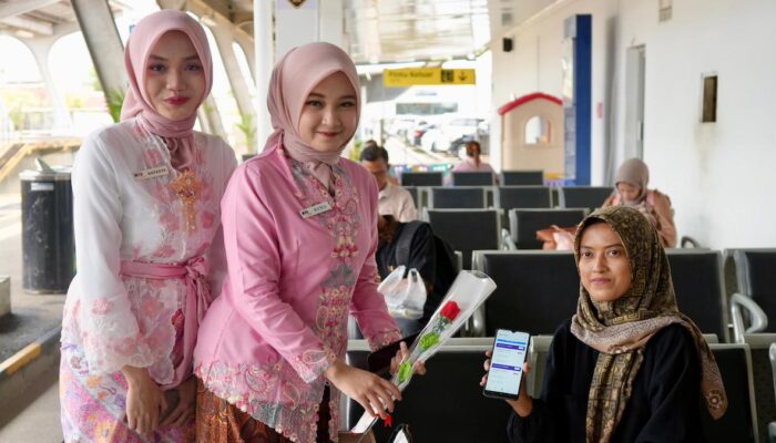 Sapa Kartini, KAI Divre II Sumbar Beri Apresiasi kepada Penumpang Perempuan