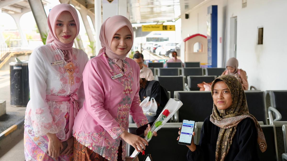 Pramugari KAI sapa pelanggan perempuan di Hari Kartini. (dok. istimewa)