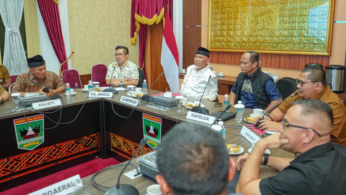 Gubernur Mahyeldi gelar Rakor menggenjot PAD Sumbar dari pajak air permukaan. (dok.adpsb)
