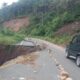 Kendaraan sedang melewati ruas jalan Padang Koto gadang-Palembayan tempatnya di Ngungun, Nagari Salareh Aia, Kecamatan Palembayan, Kabupaten Agam, Jumat (3/4/2026). (ANTARA/Yusrizal)