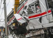 Petugas menggunakan alat berat untuk memindahkan gerbong KRL Commuterline pascakecelakaan dengan KA Argo Bromo Anggrek relasi Gambir-Surabaya Pasar Turi di Stasiun Bekasi Timur, Bekasi, Jawa Barat, Selasa (28/4/2026). (dok. Antara)