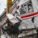 Petugas menggunakan alat berat untuk memindahkan gerbong KRL Commuterline pascakecelakaan dengan KA Argo Bromo Anggrek relasi Gambir-Surabaya Pasar Turi di Stasiun Bekasi Timur, Bekasi, Jawa Barat, Selasa (28/4/2026). (dok. Antara)