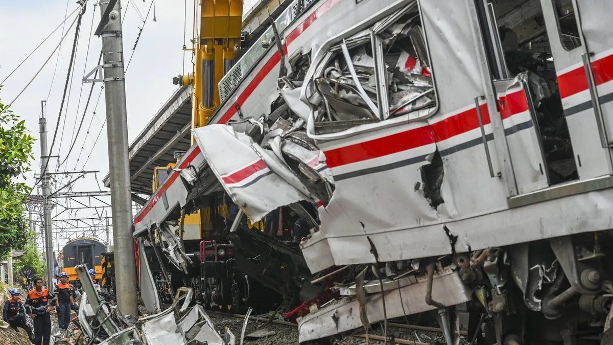 Petugas menggunakan alat berat untuk memindahkan gerbong KRL Commuterline pascakecelakaan dengan KA Argo Bromo Anggrek relasi Gambir-Surabaya Pasar Turi di Stasiun Bekasi Timur, Bekasi, Jawa Barat, Selasa (28/4/2026). (dok. Antara)