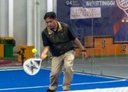 Ketua Umum (Ketum) KONI Sumbar Hamdanus mencoba lapangan padel di Bukittinggi. (dok. istimewa)