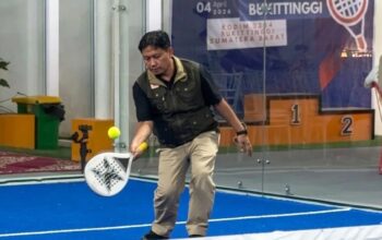 Ketua Umum (Ketum) KONI Sumbar Hamdanus mencoba lapangan padel di Bukittinggi. (dok. istimewa)