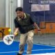 Ketua Umum (Ketum) KONI Sumbar Hamdanus mencoba lapangan padel di Bukittinggi. (dok. istimewa)