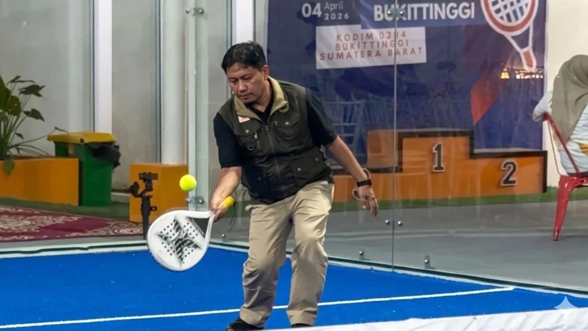 Ketua Umum (Ketum) KONI Sumbar Hamdanus mencoba lapangan padel di Bukittinggi. (dok. istimewa)