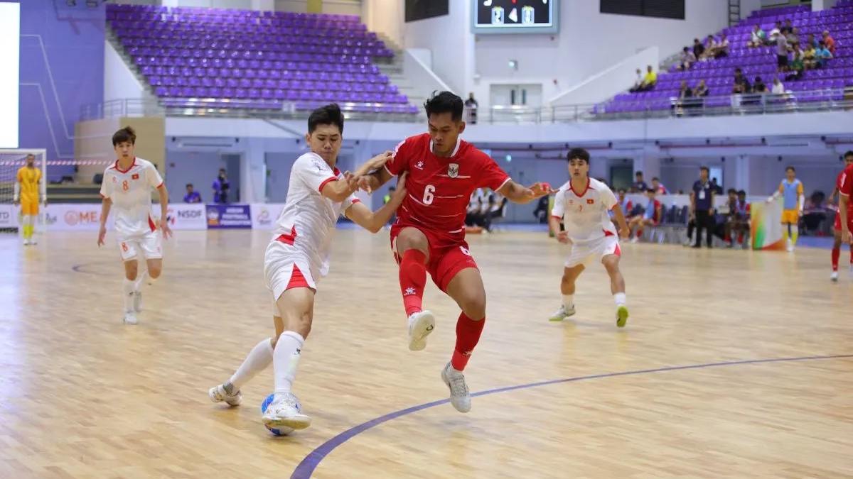 Pemain futsal timnas Indonesia, Andres Dwi Persada Putra, bertanding melawan tim Vietnam pada pertandingan semifinal Kejuaraan ASEAN Futsal 2026 di Nonthaburi Hall, Bangkok, Jumat (10/4/2026). (Antara/ Federasi Futsal Indonesia)