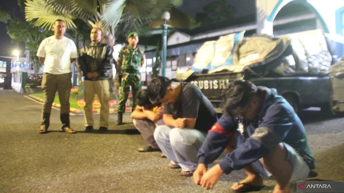 Tiga tersangka pelaku penjualan ilegal pupuk bersubsidi diamankan unit intel TNI Kodim 0304/Agam, Jumat (17/4). Pelaku membeli pupuk bersubsidi dengan harga murah untuk kemudian menjual mahal seharga nonsubsidi ke Provinsi Riau. (ANTARA/AL FATAH)