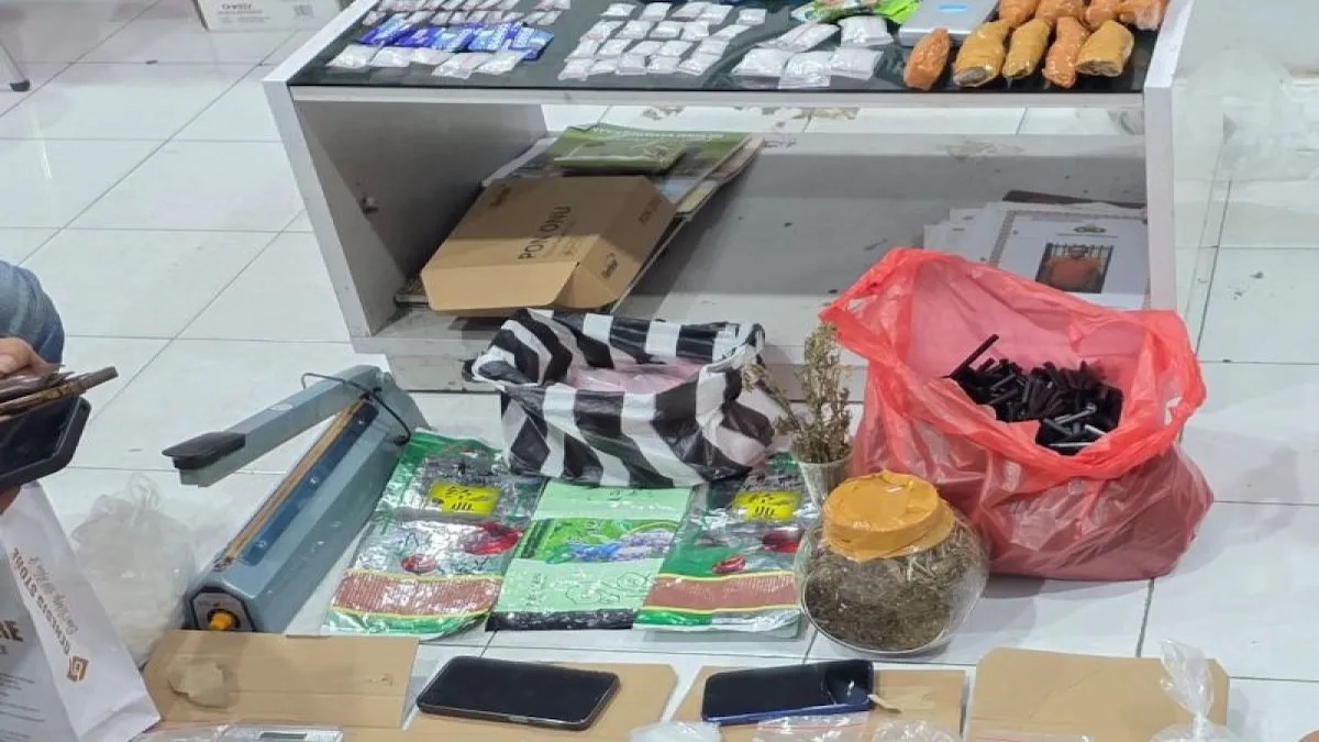 Barang Bukti ratusan paket narkotika yang berhasil diungkap Tim Gabungan Intel Korem 032 Wirabraja dan Kodim 0304 Agam, Sabtu (4/4/2026). (ANTARA/HO-Kodim 0304 Agam)