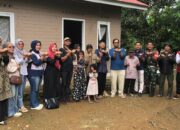 Semen Padang Serahkan Kunci Rumah Layak Huni untuk Warga Koto Lua