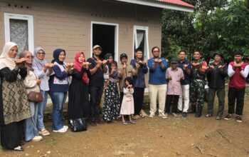 Semen Padang Serahkan Kunci Rumah Layak Huni untuk Warga Koto Lua