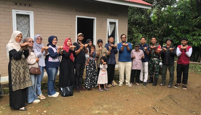 Semen Padang Serahkan Kunci Rumah Layak Huni untuk Warga Koto Lua