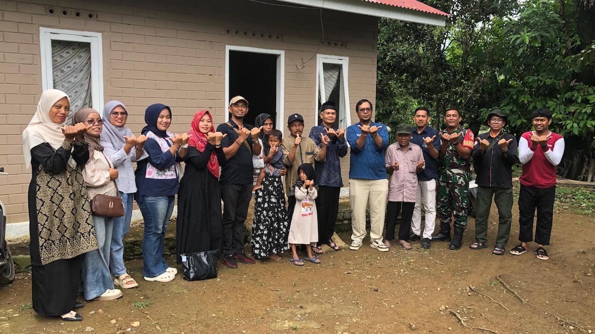 Semen Padang serahkan kunci rumah layak huni untuk warga Koto Lua. (dok. istimewa)