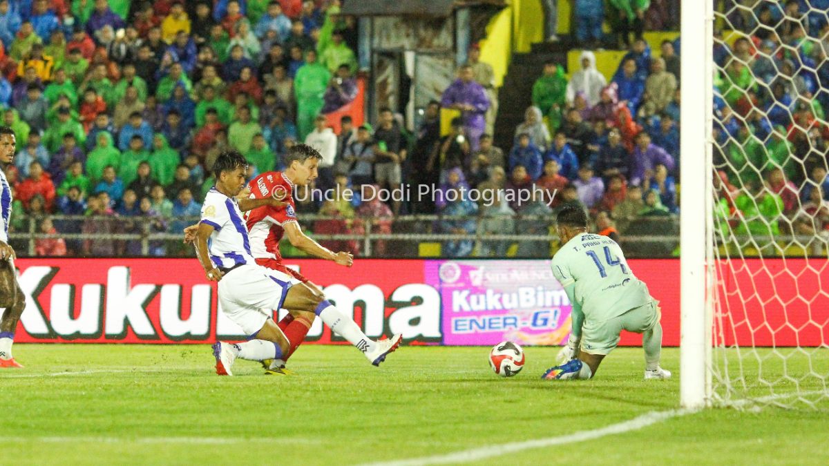 Sepakan Guillermo Fernandes masih mampu ditepis Teja Paku Alam. (dok. Dodi Kurniawan for Radarsumbar)