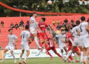 Striker Semen Padang FC berebut bola dengan bek Madura United Ruxi. (foto. Dodi Kurniawan for Radarsumbar)