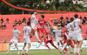 Striker Semen Padang FC berebut bola dengan bek Madura United Ruxi. (foto. Dodi Kurniawan for Radarsumbar)