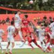 Striker Semen Padang FC berebut bola dengan bek Madura United Ruxi. (foto. Dodi Kurniawan for Radarsumbar)