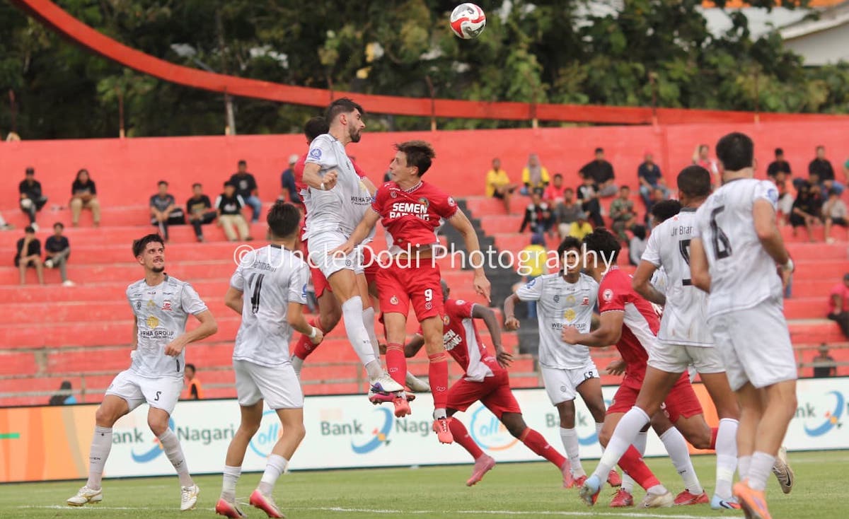 Striker Semen Padang FC berebut bola dengan bek Madura United Ruxi. (foto. Dodi Kurniawan for Radarsumbar)
