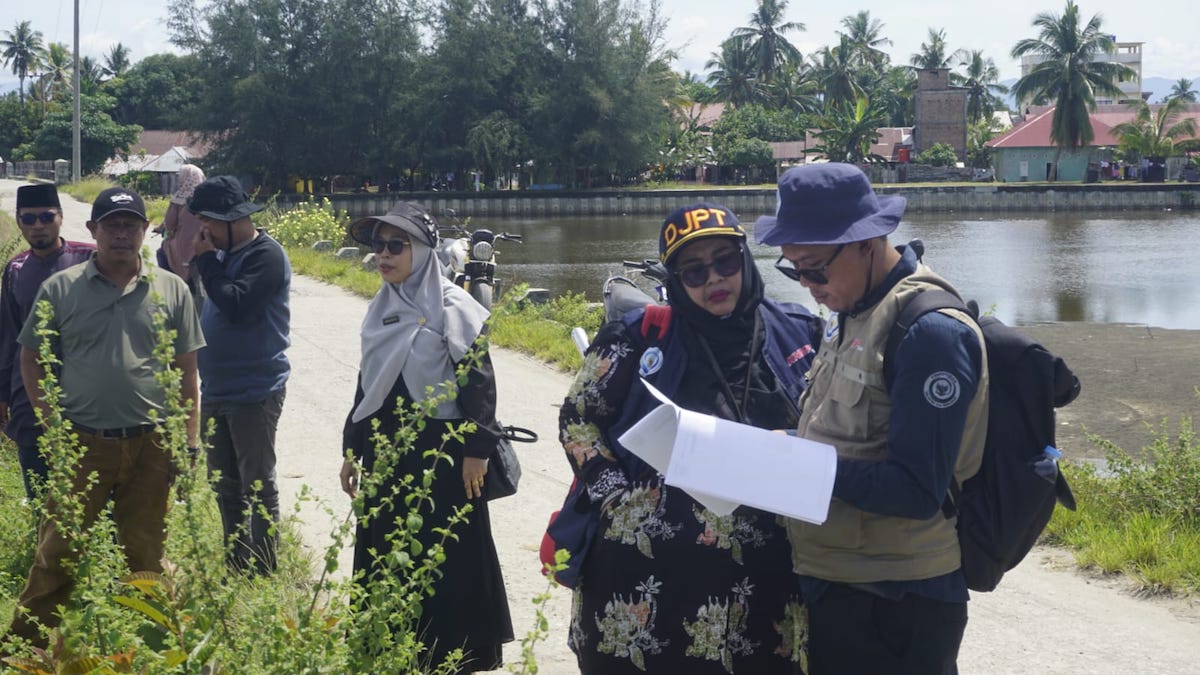 Tim dari Kementerian KKP mensurvei lokasi calon Kampung Nelayan Merah Putih (KNMP) di Pasaman Barat (Pasbar). (dok. istimewa)