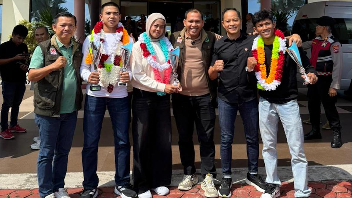 Tiga pesilat Sumbar yang ikut Kejuaraan Internasional di Belgia disambut di BIM. (dok. istimewa)