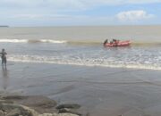 Tim BPBD Padang melakukan pencarian dua anak hanyut di Pantai Padang. (dok. istimewa)