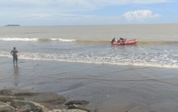 Tim BPBD Padang melakukan pencarian dua anak hanyut di Pantai Padang. (dok. istimewa)