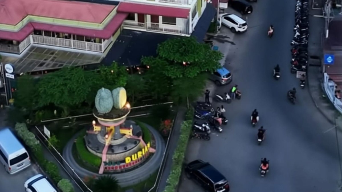 Tugu durian penanda pusat kota Gunungsitoli. (dok. istimewa)