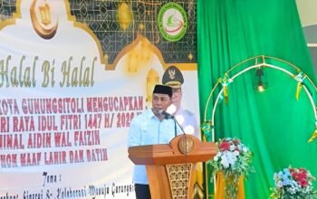 Wakil Ketua DPRD Gunungsitoli Ridwan Saleh Zega, S.A.P saat hadiri halalbihalal syawal 1447 Hijriah di halaman Masjid Agung Kota Gunungsitoli, Sumatera Utara, Selasa (7/4/2026). (dok. istimewa/Radarsumbar).