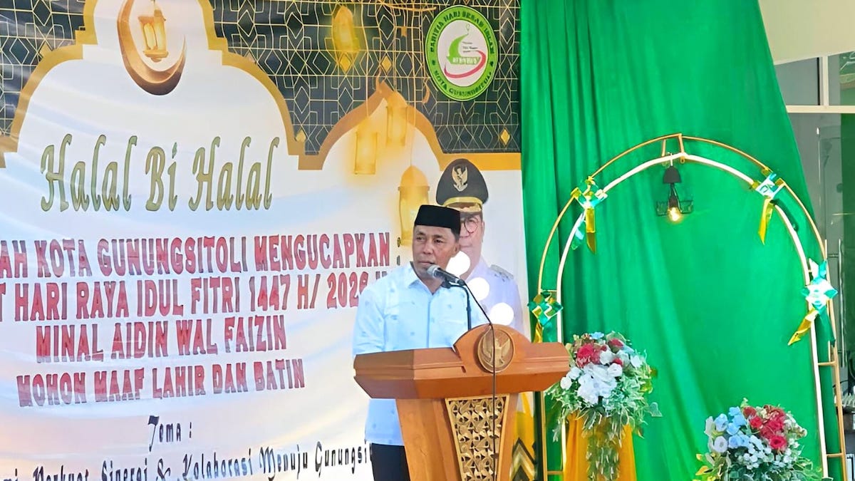 Wakil Ketua DPRD Gunungsitoli Ridwan Saleh Zega, S.A.P saat hadiri halalbihalal syawal 1447 Hijriah di halaman Masjid Agung Kota Gunungsitoli, Sumatera Utara, Selasa (7/4/2026). (dok. istimewa/Radarsumbar).