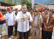 Wako Fadly Amran meletakkan batu pertama huntap di Kuranji dari BNPB. (dok. istimewa)