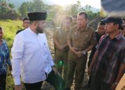 Wako Fadly Amran mengecek kesiapan pengerjaan lahan bantuan rehabilitasi persawahan di Padang. (dok. istimewa)