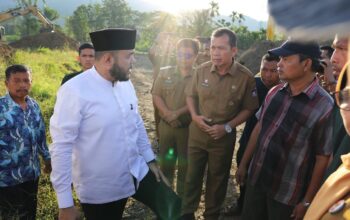 Wako Fadly Amran mengecek kesiapan pengerjaan lahan bantuan rehabilitasi persawahan di Padang. (dok. istimewa)