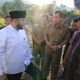 Wako Fadly Amran mengecek kesiapan pengerjaan lahan bantuan rehabilitasi persawahan di Padang. (dok. istimewa)