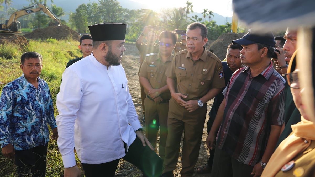 Wako Fadly Amran mengecek kesiapan pengerjaan lahan bantuan rehabilitasi persawahan di Padang. (dok. istimewa)